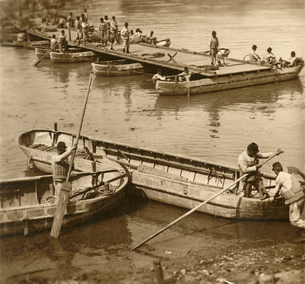 Montering av en pontonbro, c1914-c1918 av Unbekannt