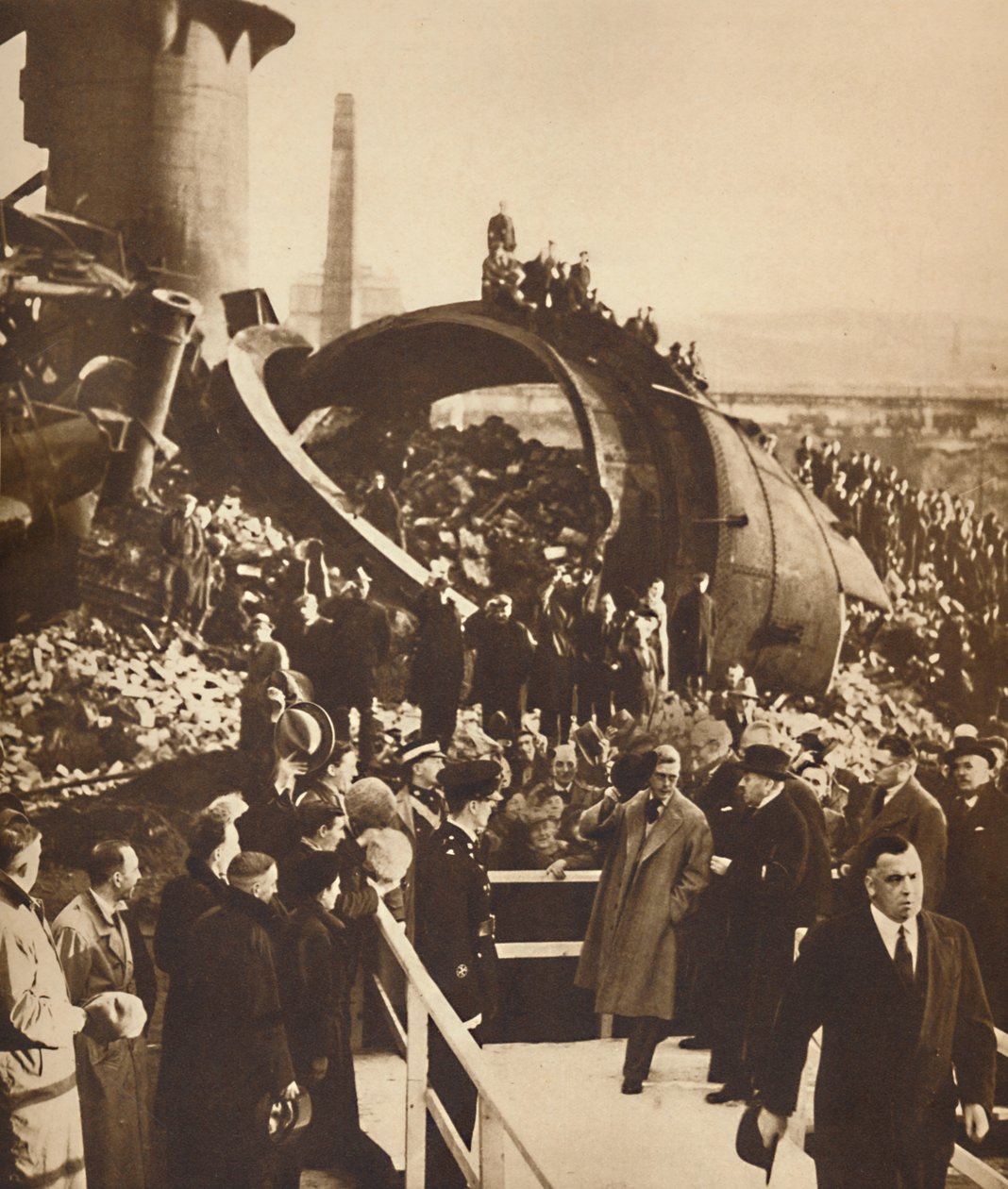 På Derelict Steel-Works, South Wales, 1936 1937 av Unbekannt