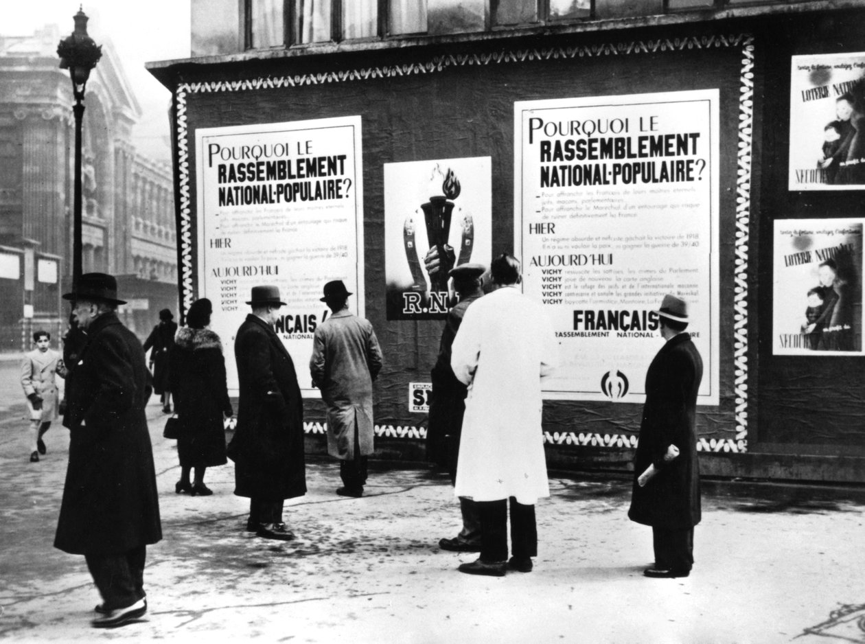 Affischtavla som visar Rassemblement Nationale Populaire-affischer, tyskockuperade Paris, februari 1941 av Unbekannt