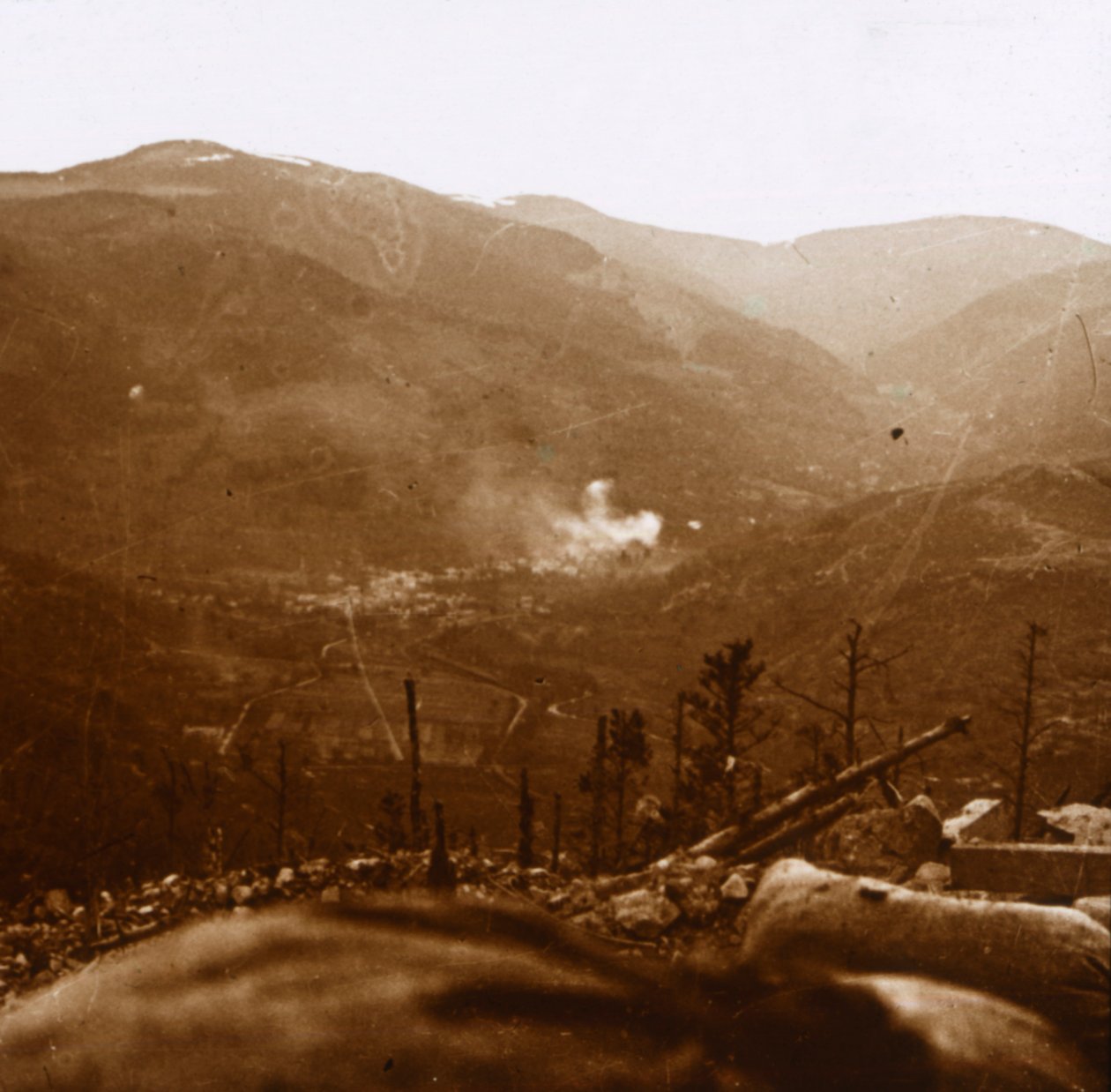Bombardement, Metzeral, norra Frankrike, c1914-c1918 av Unbekannt