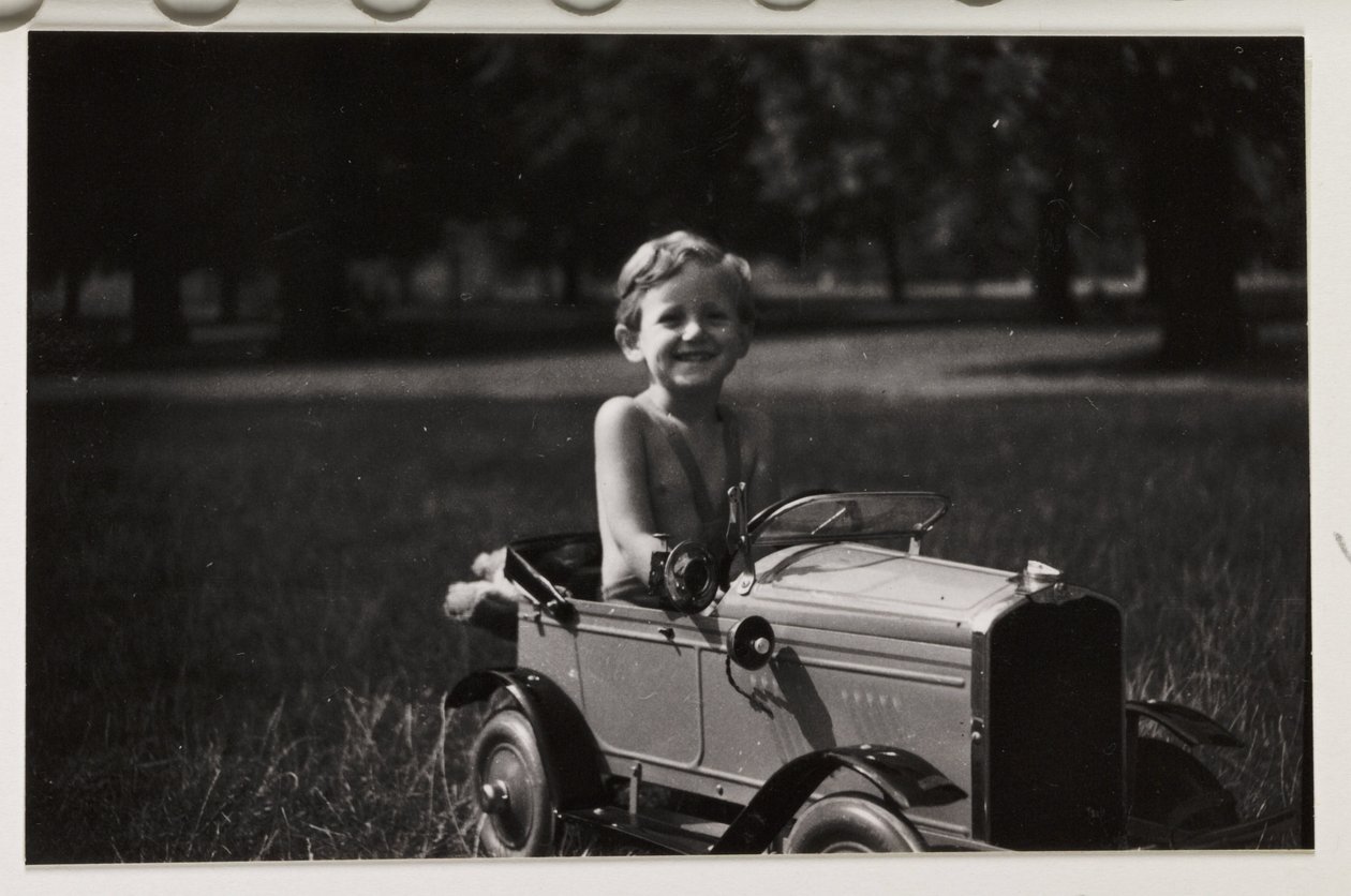 Pojke som kör en leksakstrampbil, c 1930 av Unbekannt