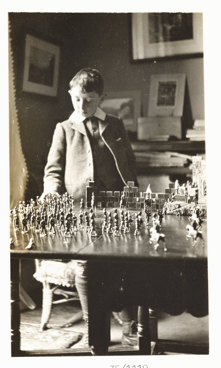 Pojke som leker med leksakssoldater, c 1912 av Unbekannt