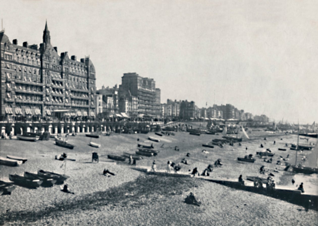 Brighton - The Hotel Métropole and Beach, 1895. av Unbekannt