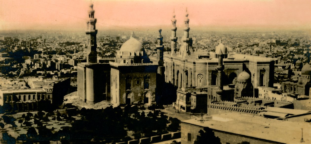 Kairo: Översikt och Sultan Hassan-moskén, c1918-c1939. av Unbekannt
