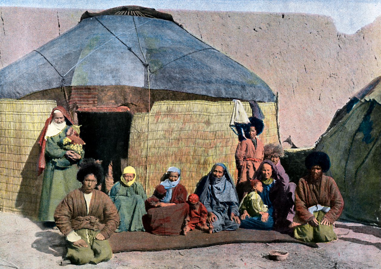 Centralasiatisk familj utanför sitt hus, c1890 av Unbekannt
