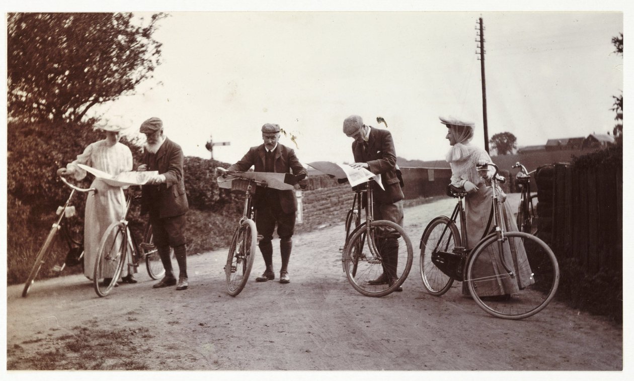 Cyklister tittar på kartor, ca 1900 av Unbekannt