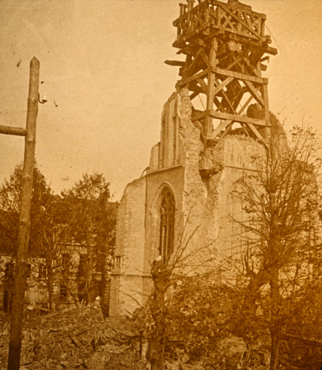 Skadad kyrka, c1914-c1918 av Unbekannt
