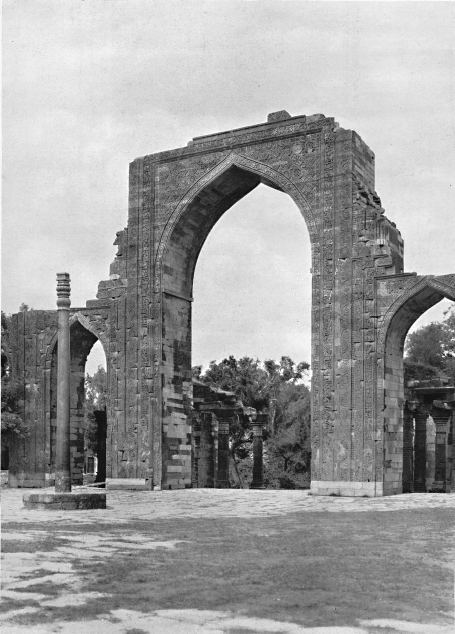 Delhi. Porten till Kutub-moskén, c1910. av Unbekannt