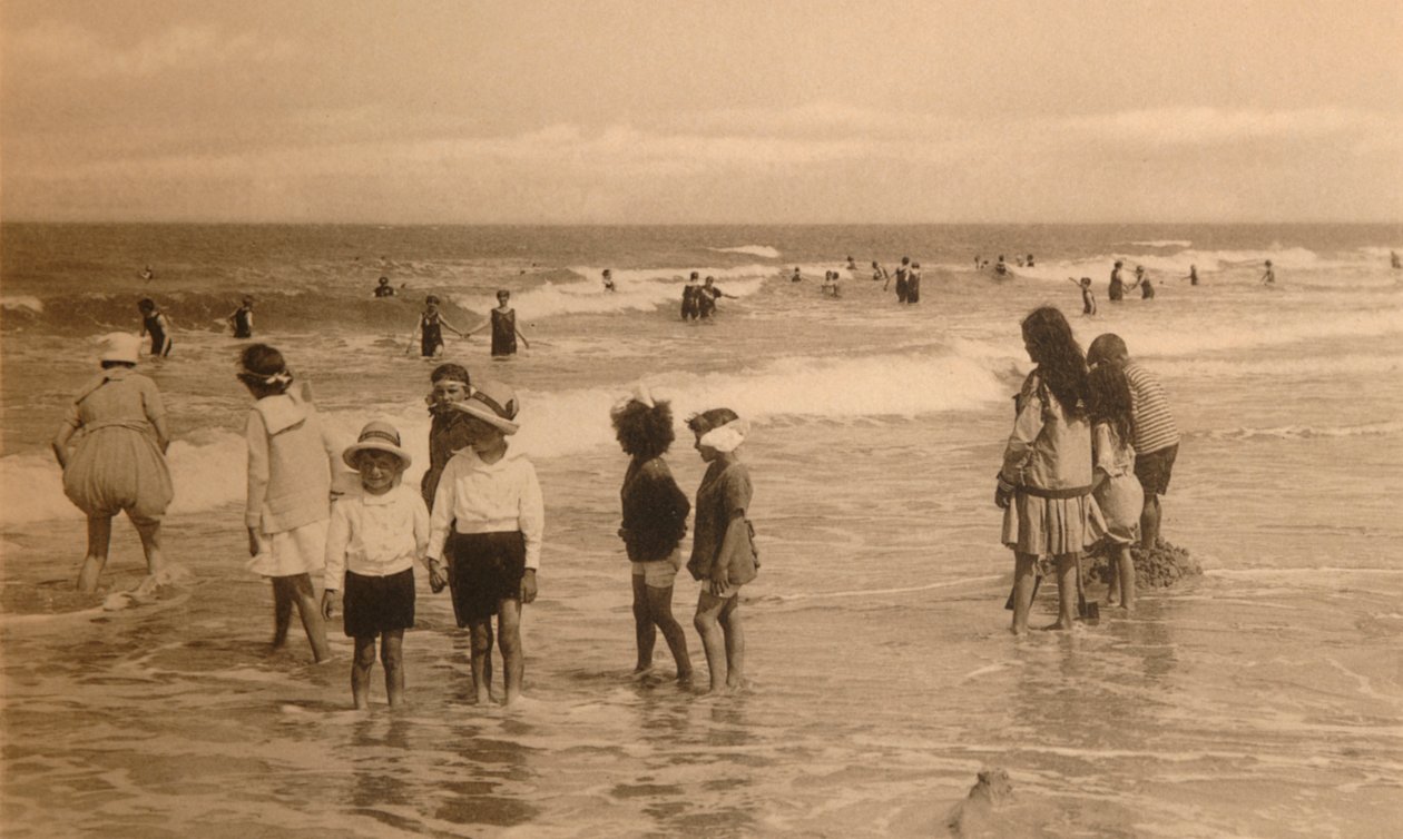 Barn vid badet, Barn som badar, c1900. av Unbekannt