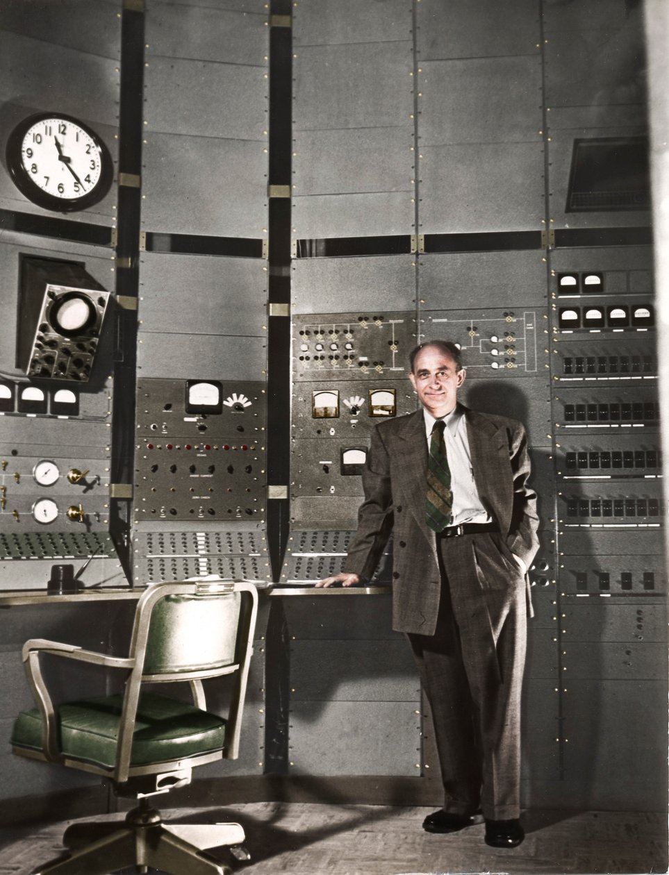 Enrico Fermi, italiensk-född amerikansk kärnfysiker, c1942 av Unbekannt
