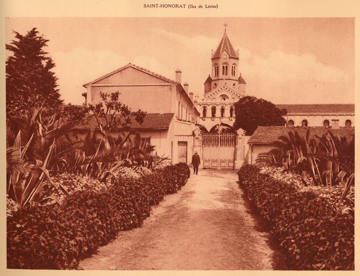 Ingången till klostret, Saint-Honorat, 1930. av Unbekannt