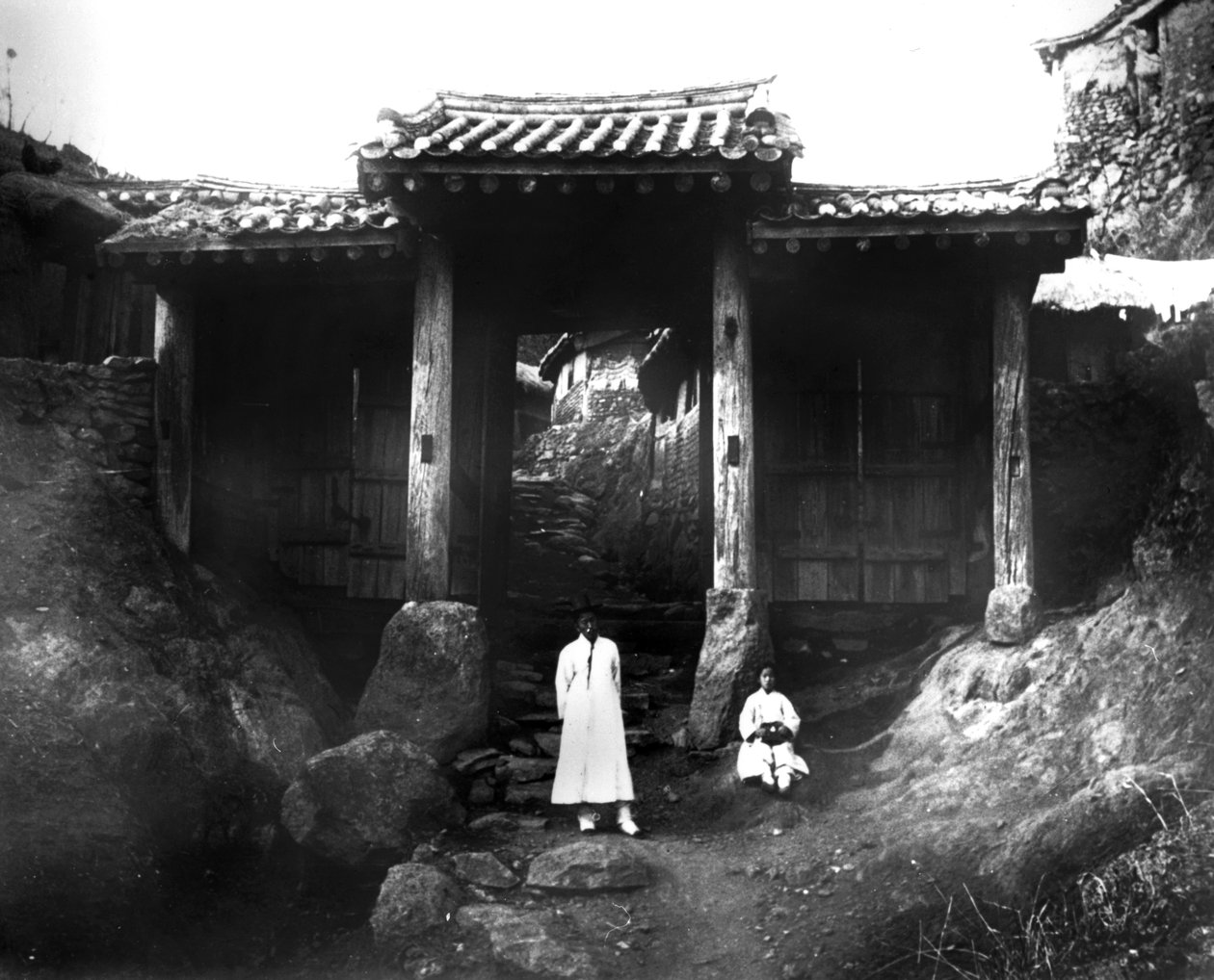 Ingången till en by, Korea, 1900 av Unbekannt