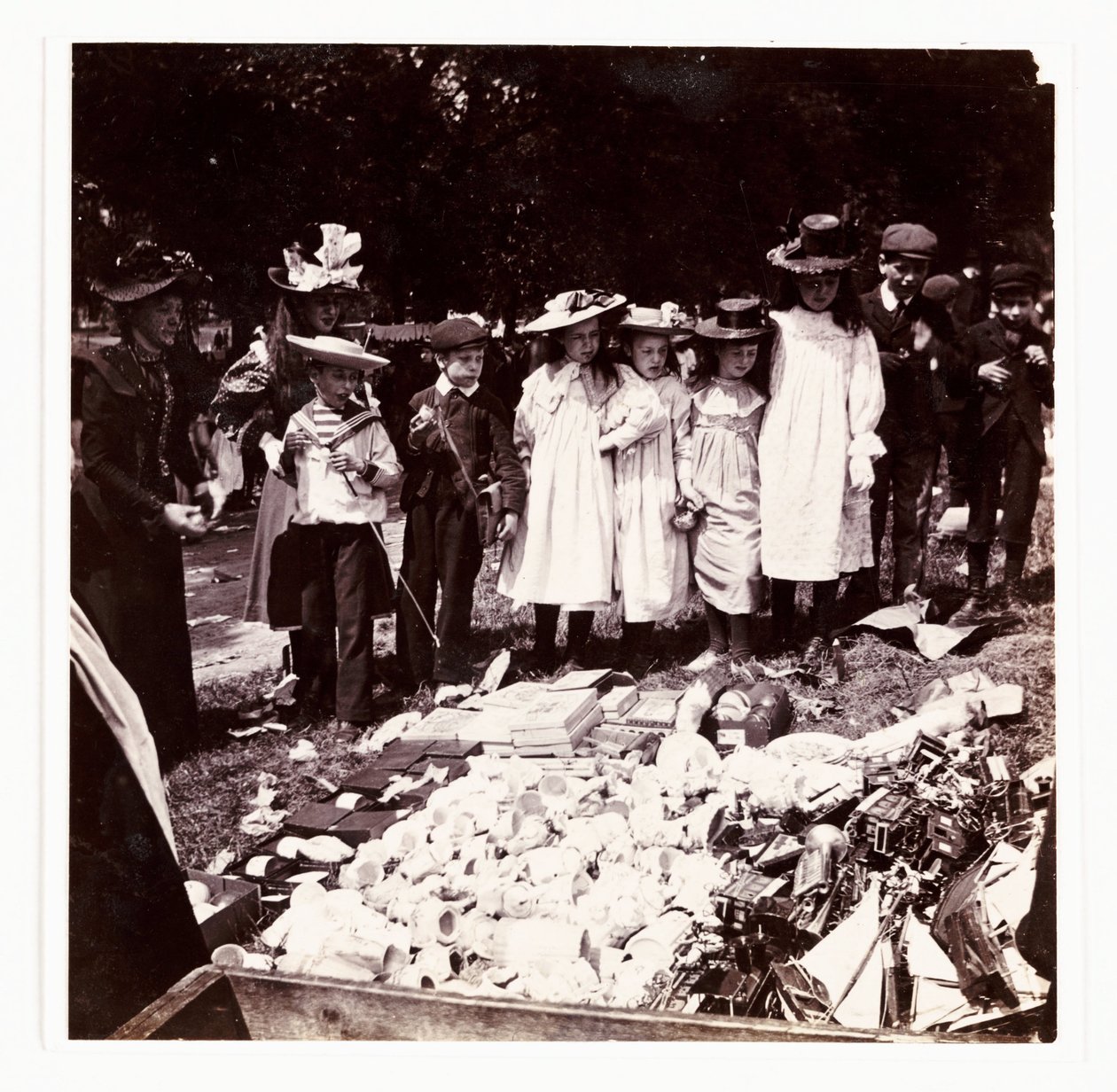 "Fairground prizes", vers 1898 av Unbekannt