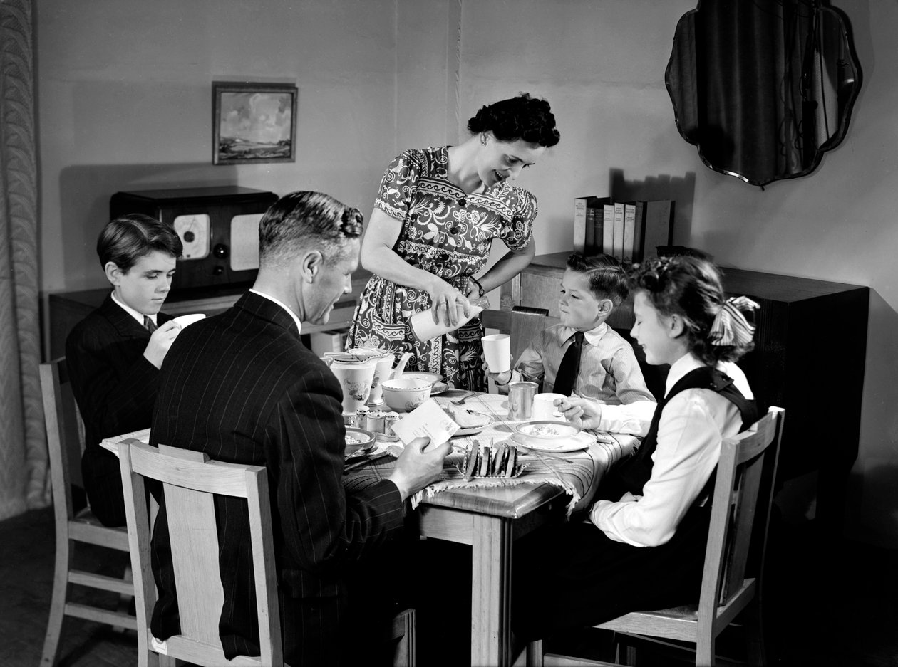 Familj vid frukost, c 1948 av Unbekannt