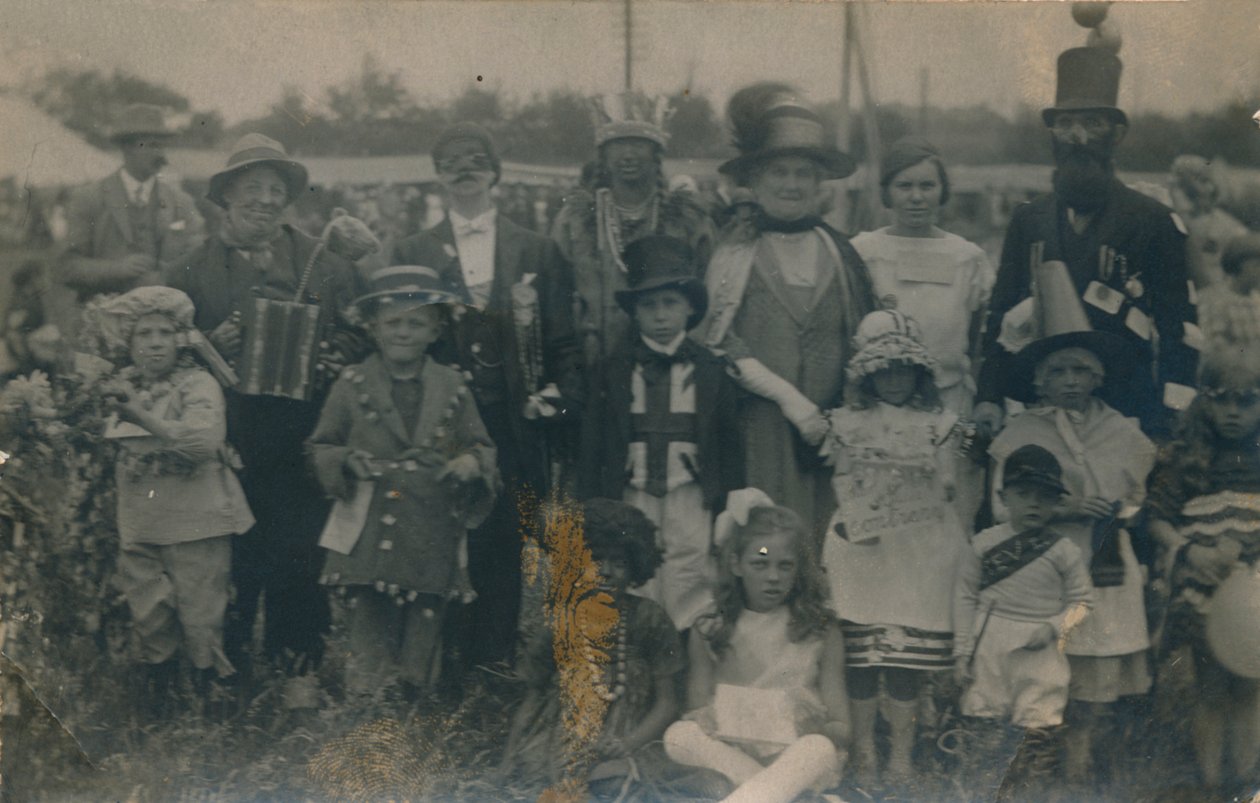 Klänningstävling, c1900 av Unbekannt