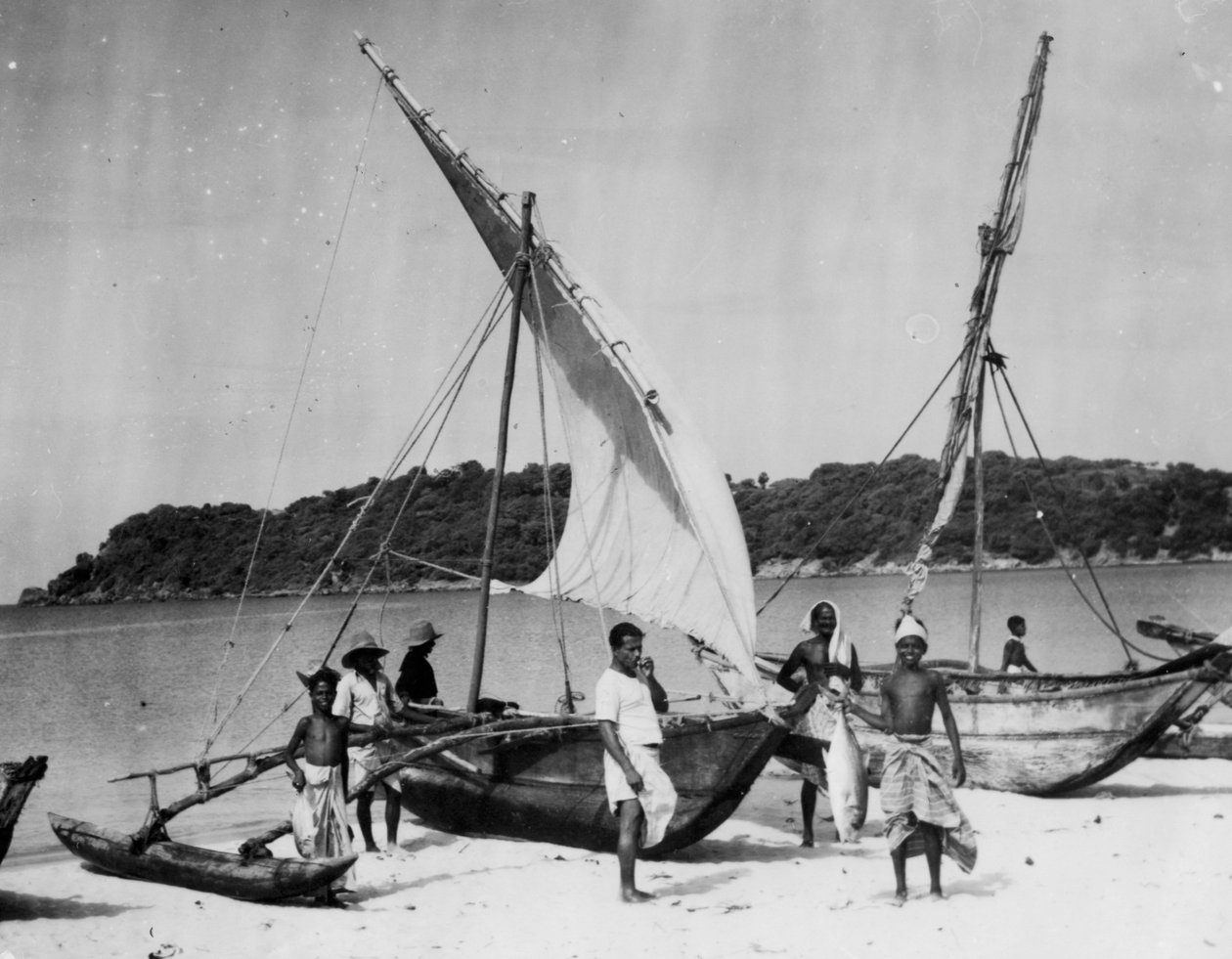 Fiskebåtar, Trincomalee, Ceylon, 1945 av Unbekannt