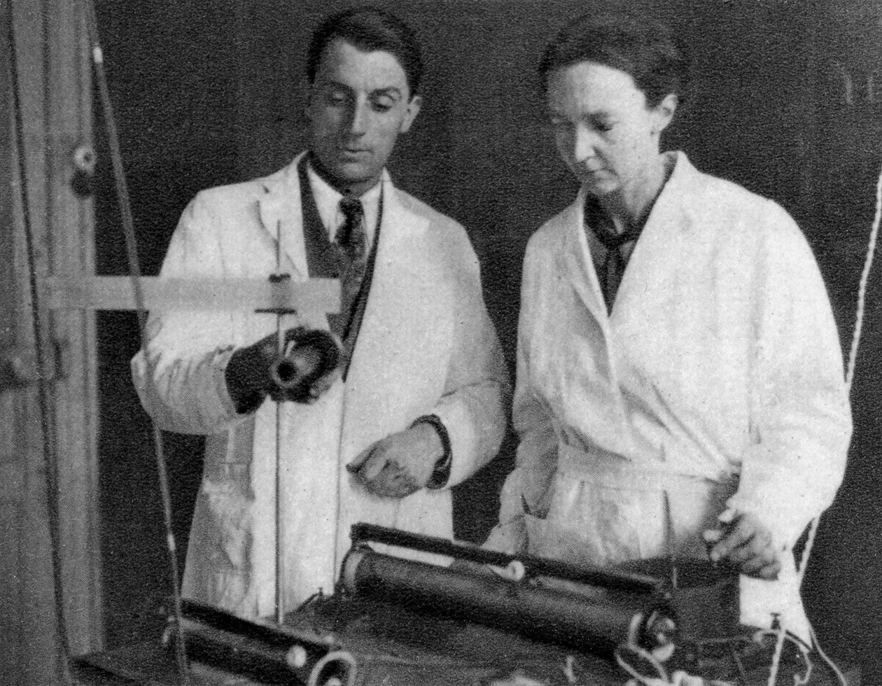 Frederic Joliot och Irene Joliot-Curie, franska vetenskapsmän, 1935 av Unbekannt