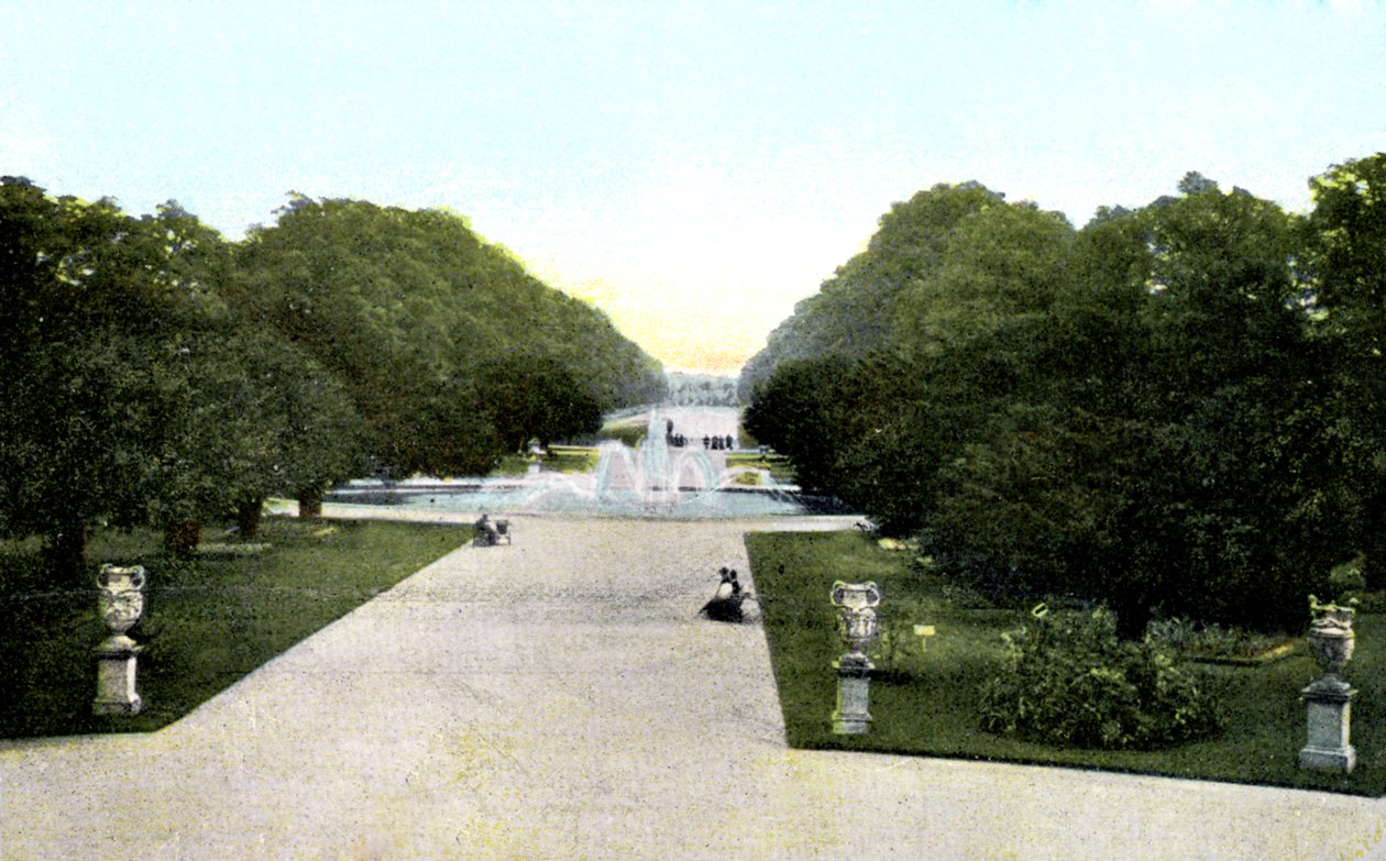 Gardens of Hampton Court Palace, London, 1900-talet. av Unbekannt