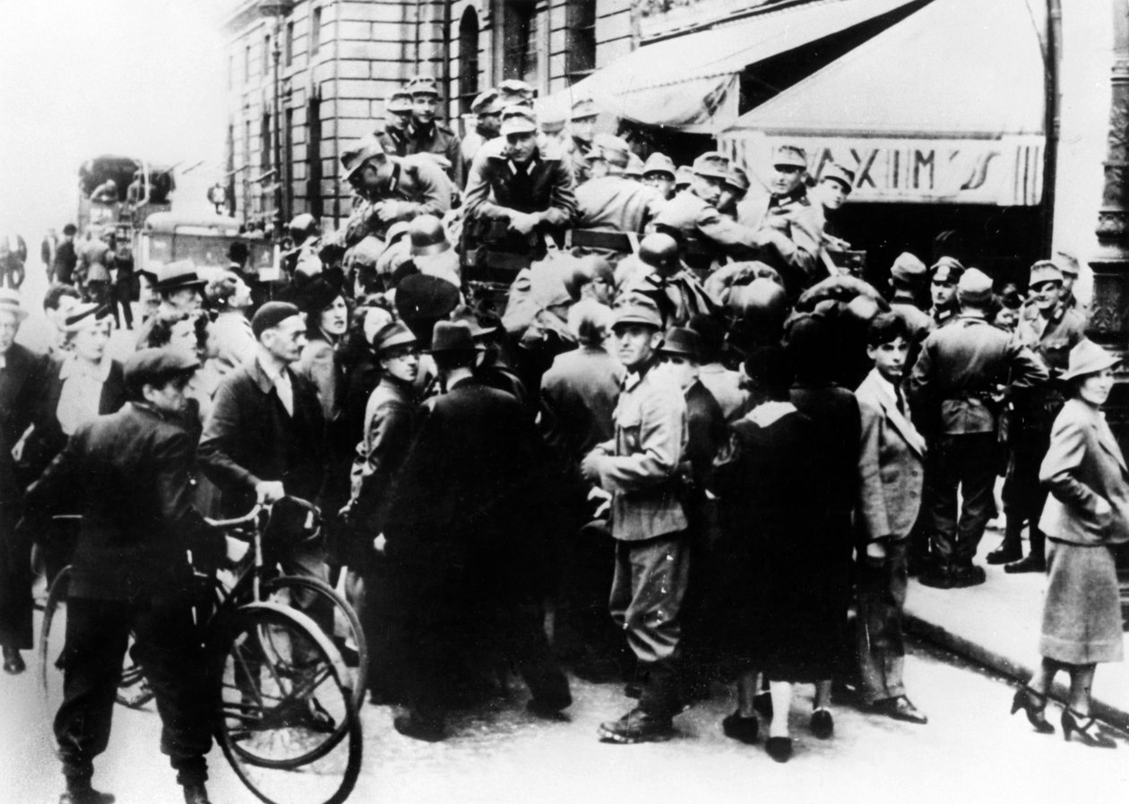 Tyska soldater utanför Maxims restaurang, Paris, juli 1940 av Unbekannt