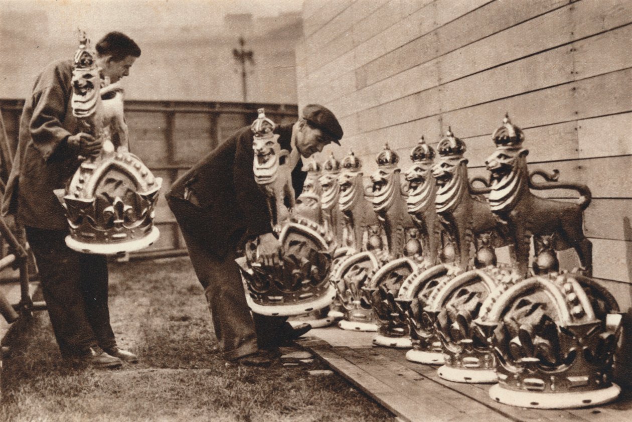 Gilded Crowns for the Mall, 1937 av Unbekannt