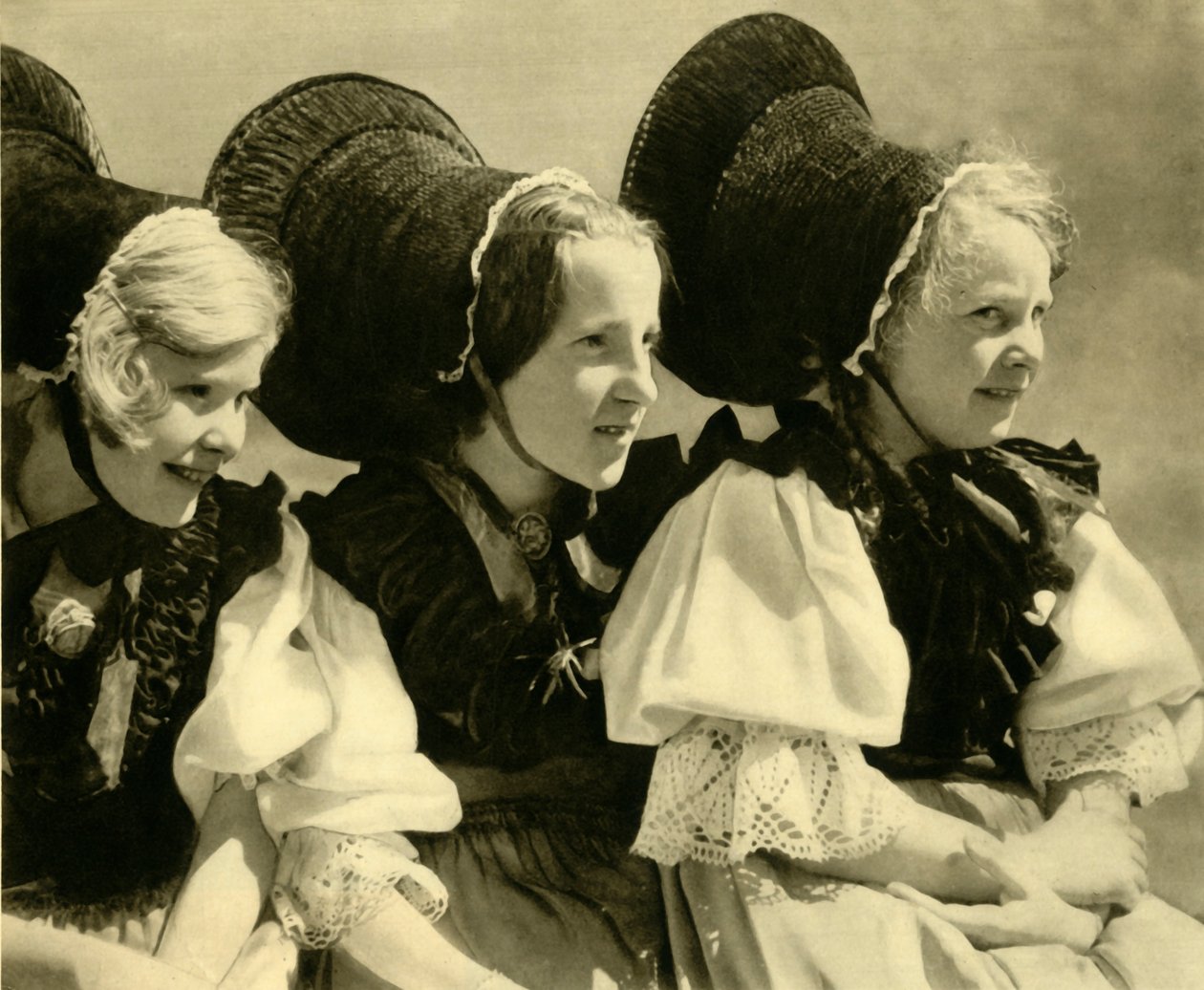 Flickor i traditionell dräkt, Vorarlberg, Österrike, c1935. av Unbekannt
