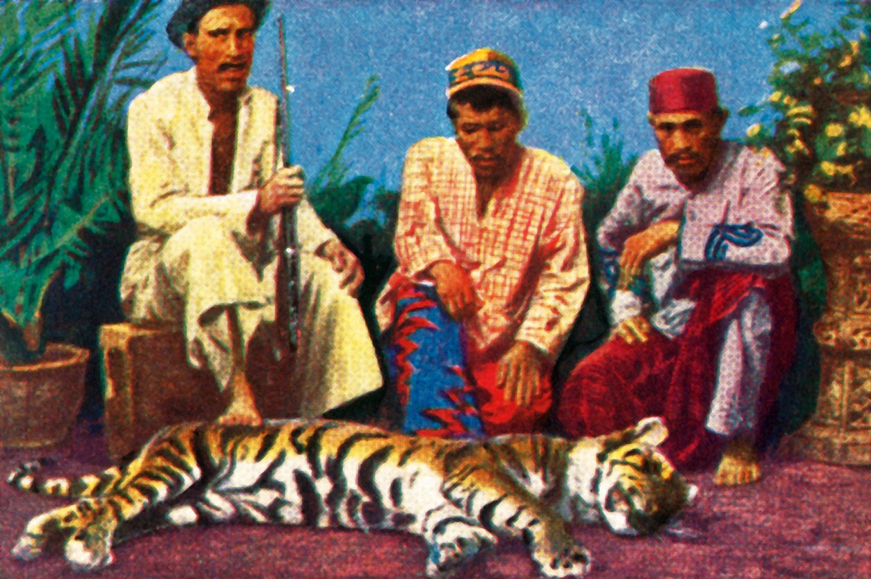 Jägare med död tiger i Sumatra, c1928. av Unbekannt