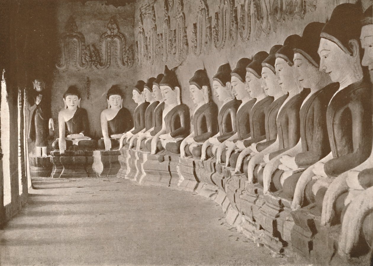 Interiör av Buddhist Temple, Sagaing, 1900. av Unbekannt
