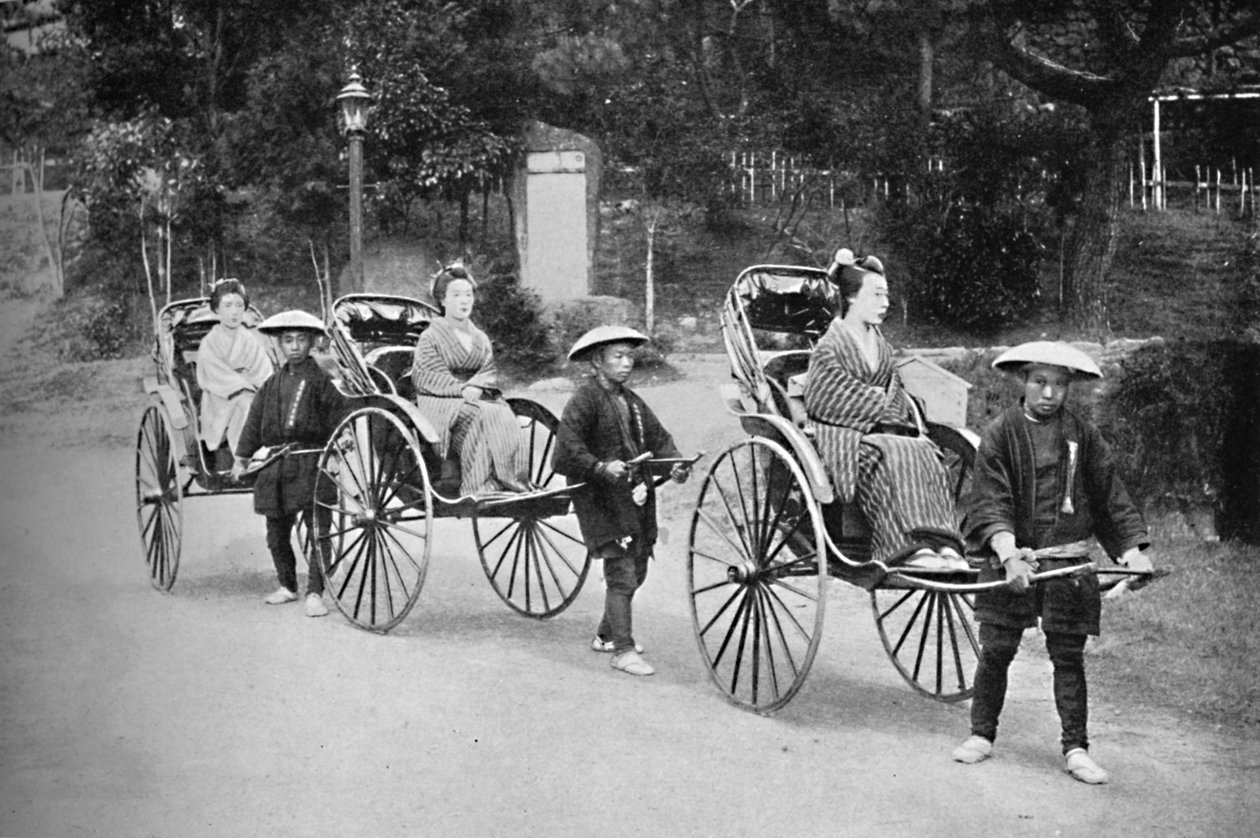 Japanska damer i rickshaws tecknade av coolies, 1902 av Unbekannt