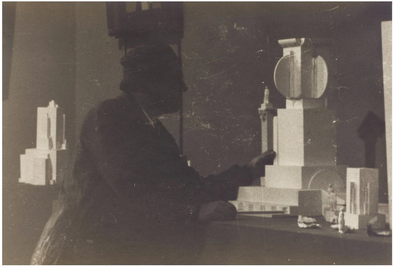 Kazimir Malevich i sin studio av Unbekannt