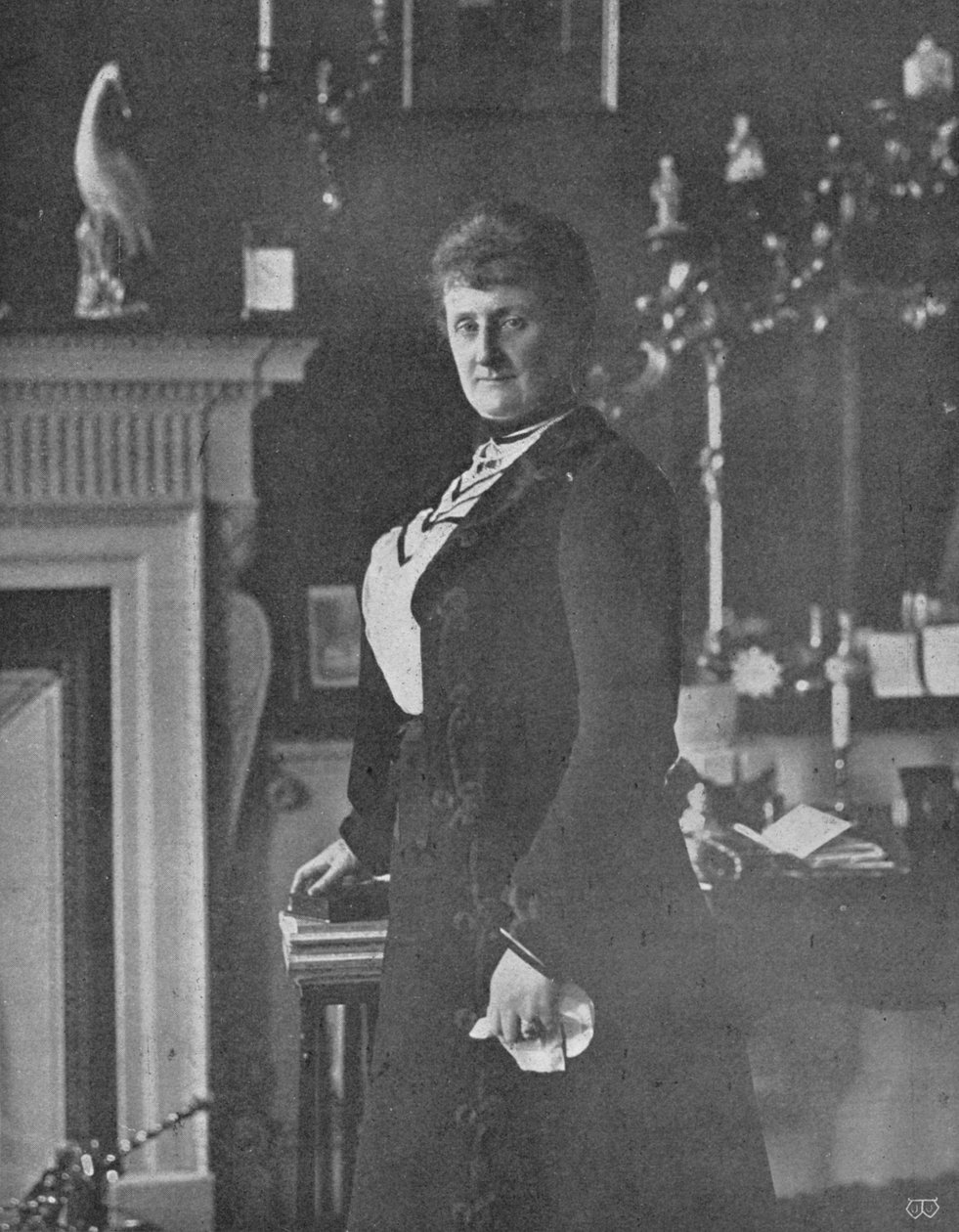 Lady Lansdowne vid sitt skrivbord, c1903, 1903 av Unbekannt