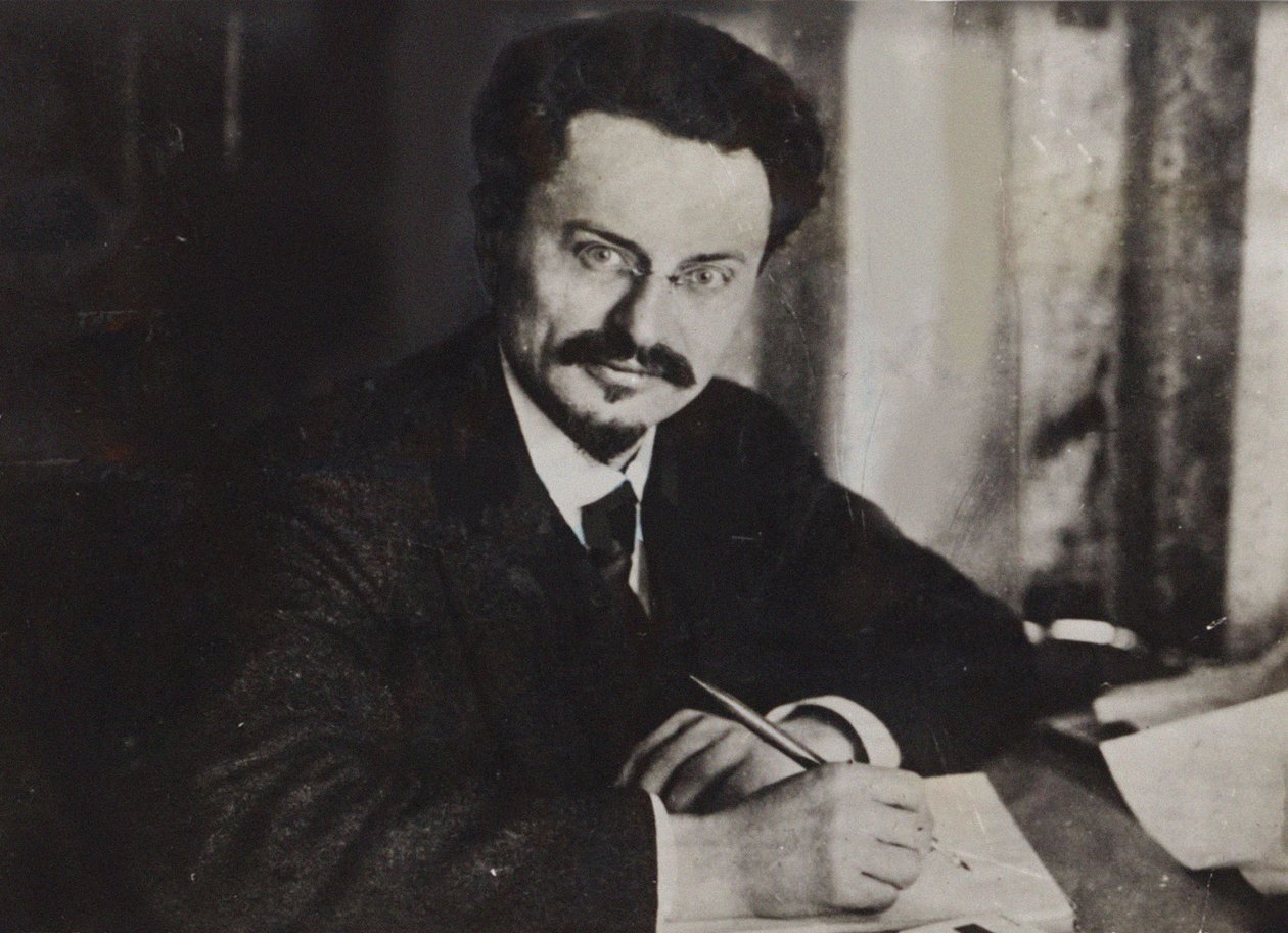 Leon Trotskij vid sitt skrivbord, tidigt 1920-tal. av Unbekannt