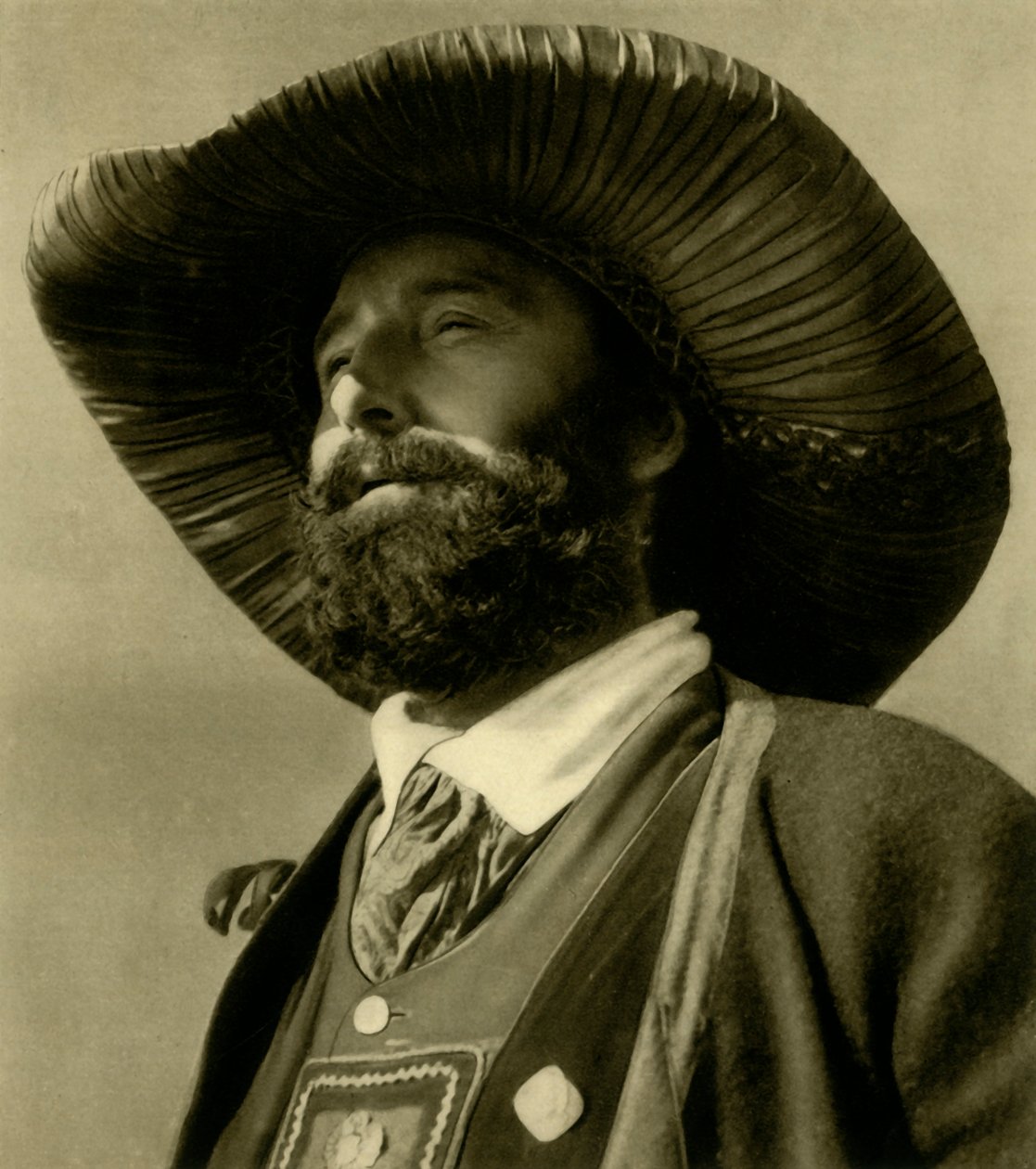 Man i traditionell dräkt, Tyrolen, Österrike, c1935. av Unbekannt