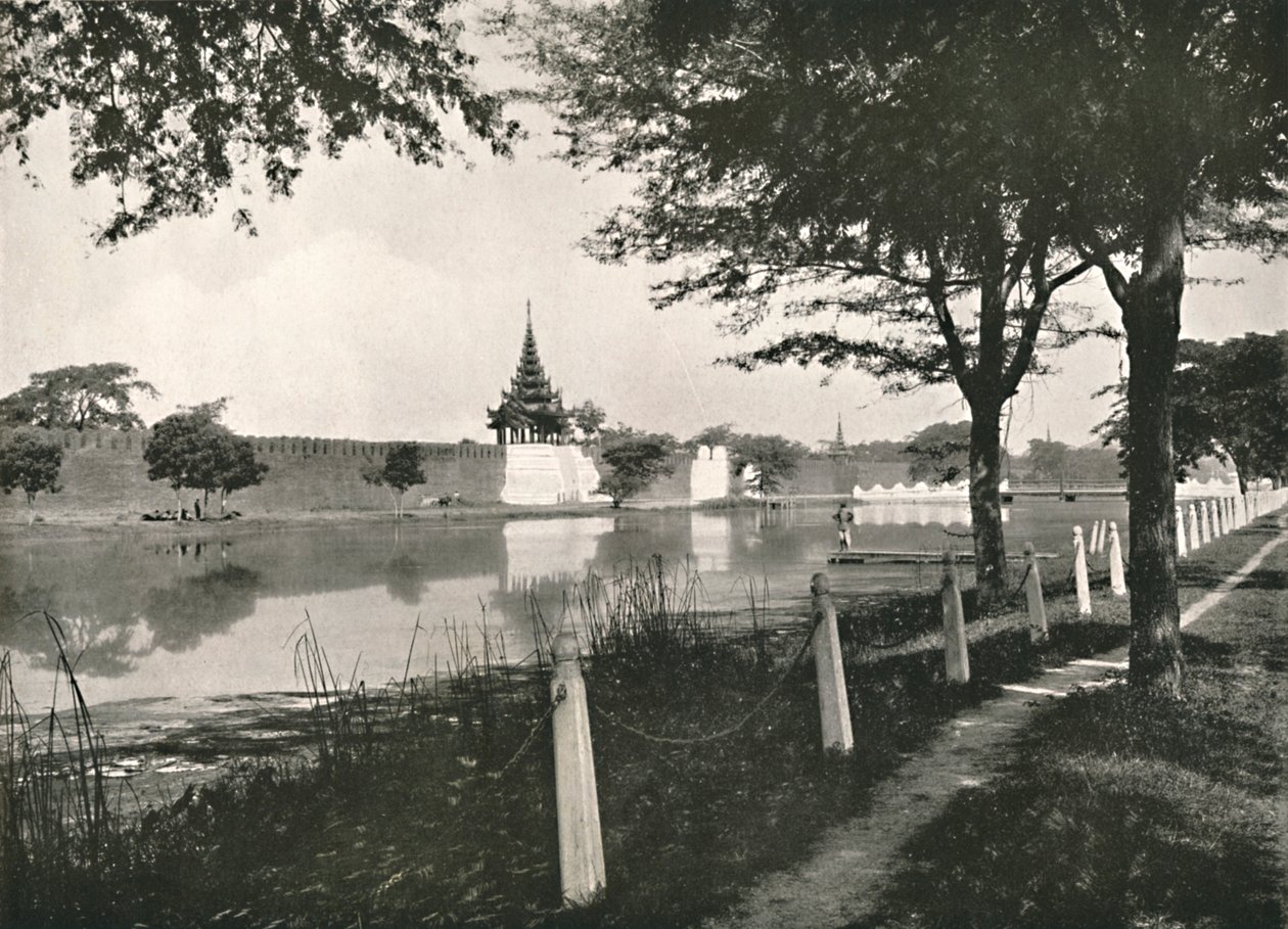 North Moat and Wall, Mandalay, 1900. av Unbekannt