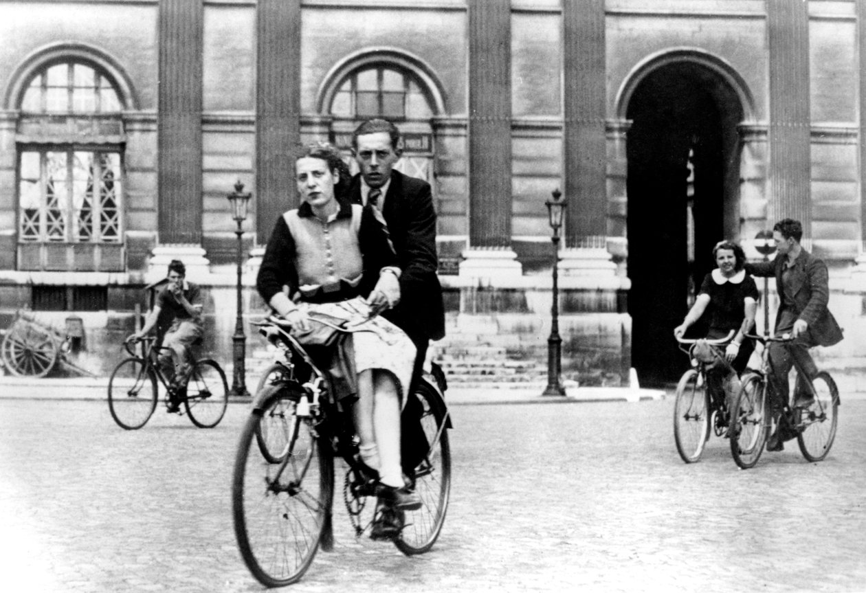 Parisare som reser på cykel, tyskockuperade Paris, juli 1940 av Unbekannt