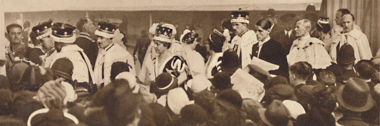Kamrater söker sina bilar, Passing Through Crowds, 1937 av Unbekannt