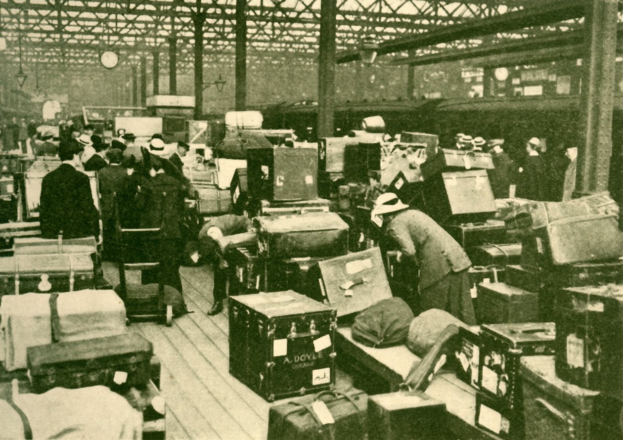Högar av bagage på Charing Cross Station, 1930. av Unbekannt