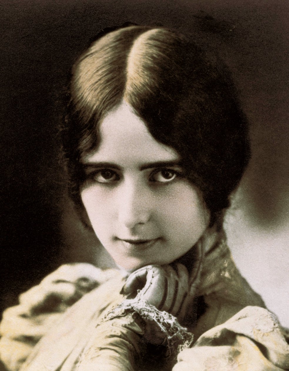 Porträtt av Cleo de Merode. Fotografi, ca 1900. av Unbekannt