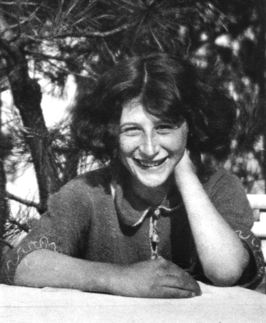 Porträtt av Simone Weil (s/v foto) av Unbekannt