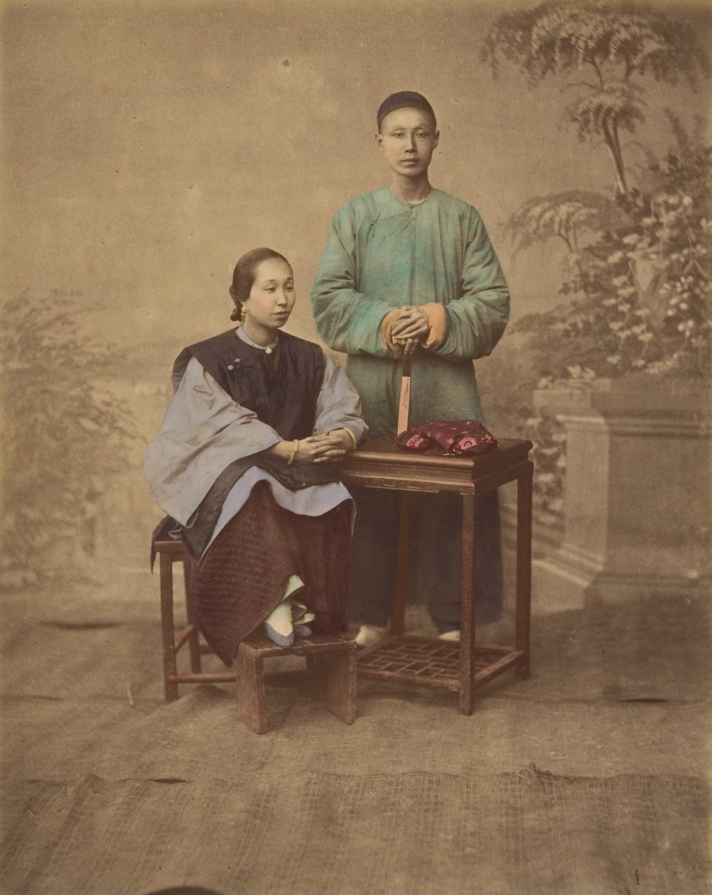 [Porträtt av ett kinesiskt par], 1870-talet. av Unbekannt