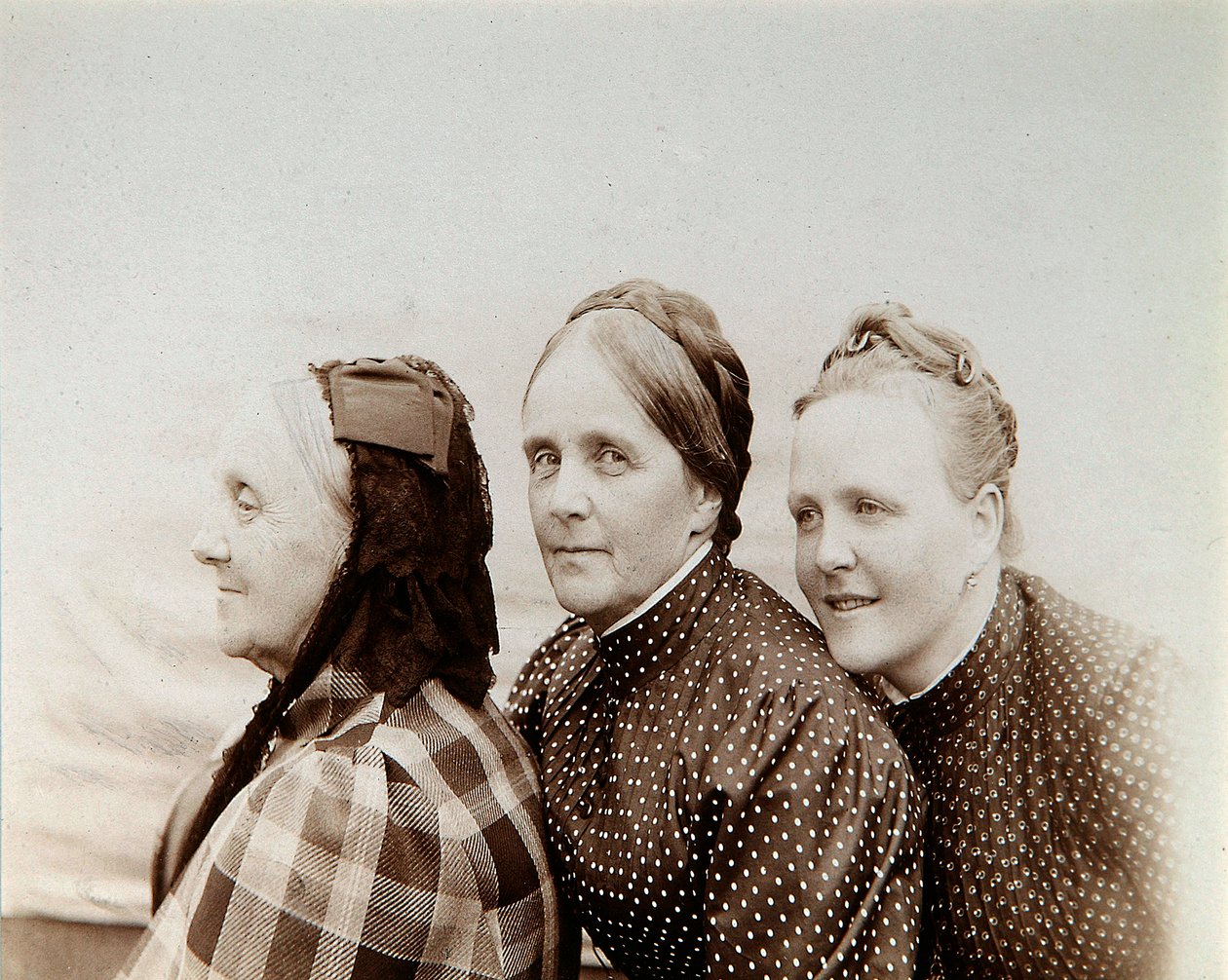 Porträtt av tre kvinnor, Ryssland, 1890-talet av Unbekannt
