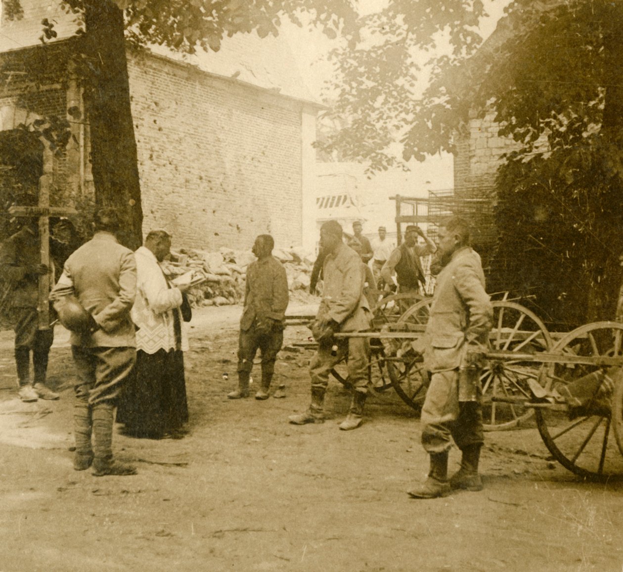 Präst säger mässa i det fria, c1914-c1918 av Unbekannt