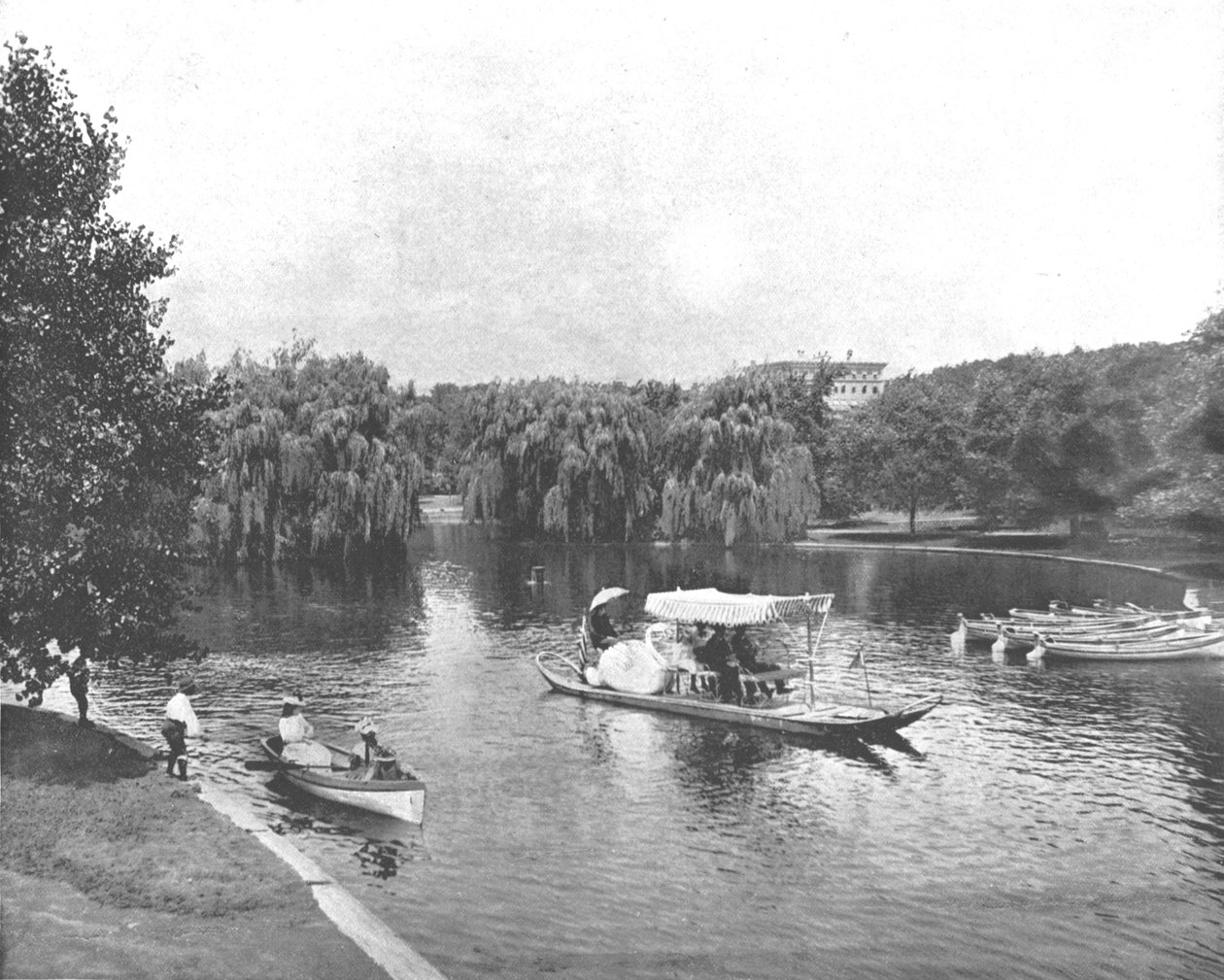 Public Garden and Lake, Boston, USA, c1900. av Unbekannt