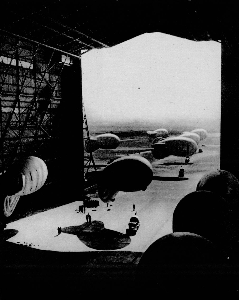 Att sätta spärrballonger i en hangar, 1943 av Unbekannt