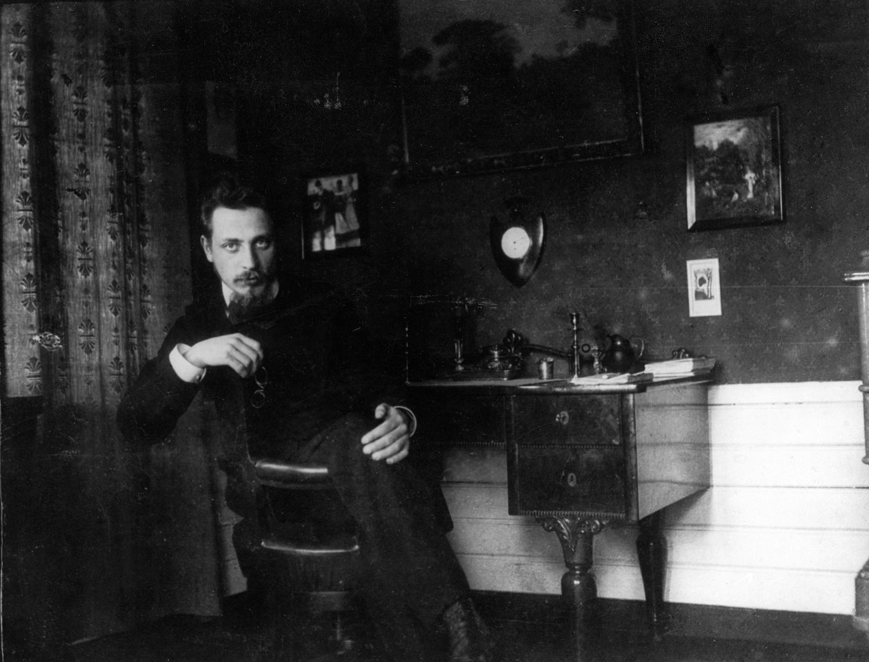 Rainer Maria Rilke i hans arbetsrum, ca. 1905. av Unbekannt