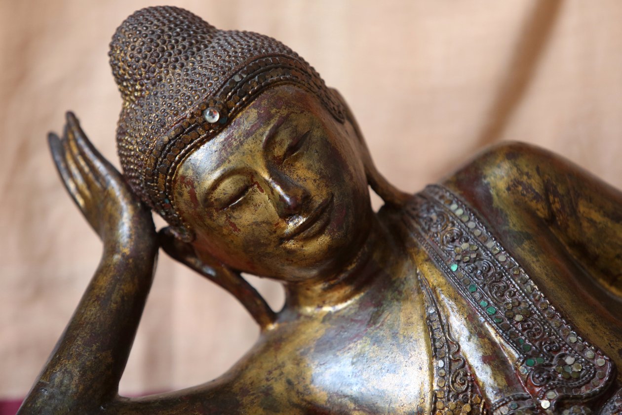 Lutande Buddha-staty. Gretz. Frankrike av Unbekannt