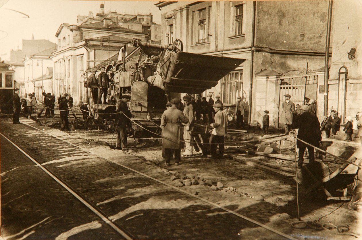 Vägarbeten på Tverskaya Street, Moskva, USSR, 1920-talet av Unbekannt
