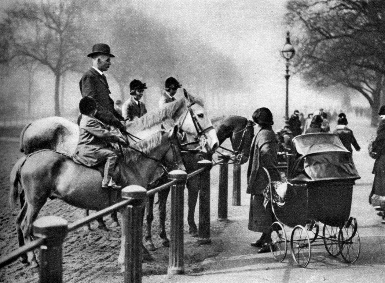 Rotten Row, Hyde Park, London, 1926-1927 av Unbekannt