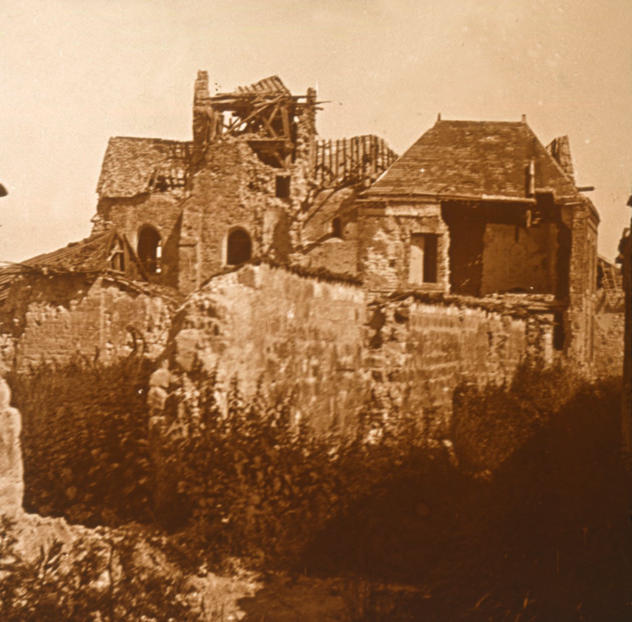 Förstörd kyrka, Beaumont-sur-Vesle, norra Frankrike, c1914-c1918 av Unbekannt