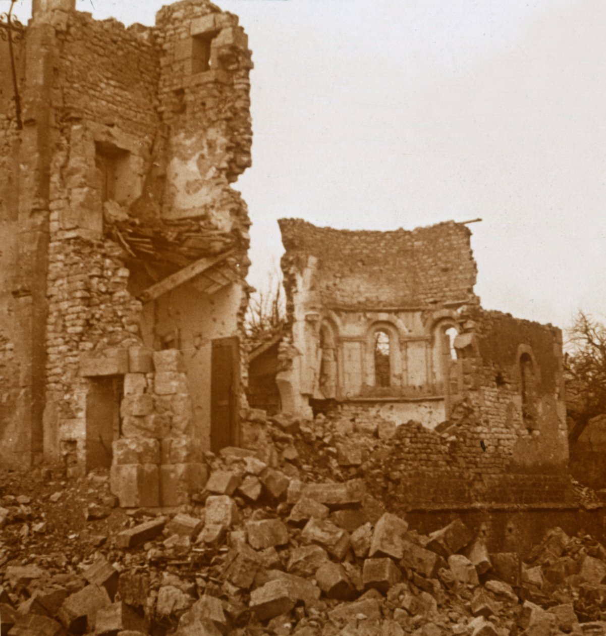 Förstörd kyrka, Trésauvaux, norra Frankrike, c1914-c1918 av Unbekannt