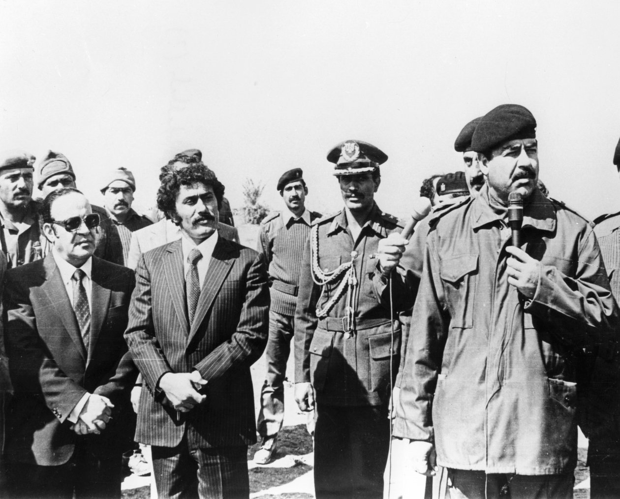 Saddam Hussein håller ett tal, Irak, 1986 av Unbekannt